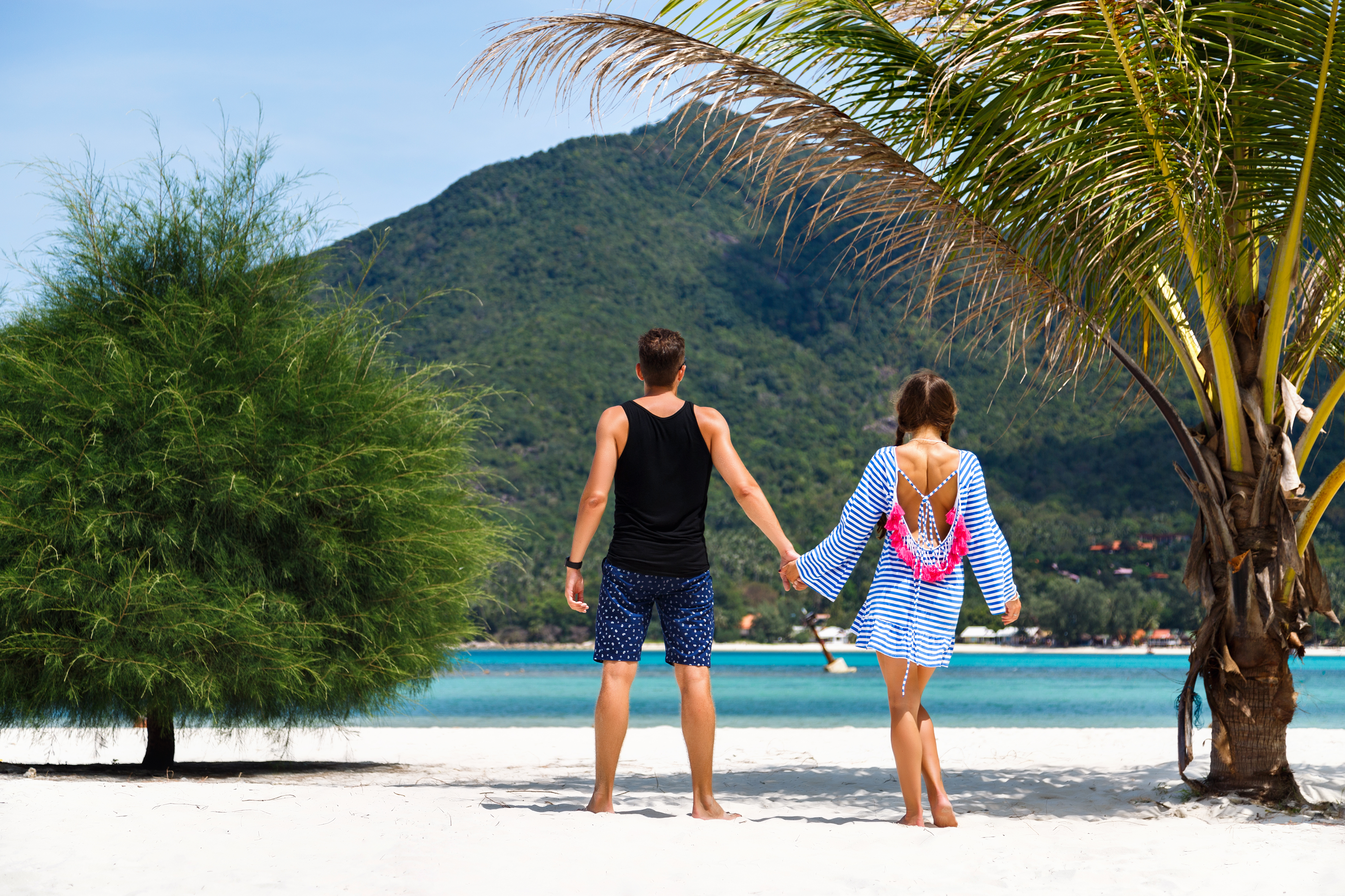 1750499536_169309-portrait-pretty-romantic-couple-having-fun-tropical-islands.jpg